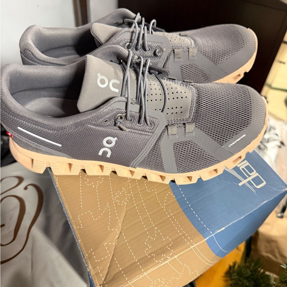 On Cloud Sneaker NWT